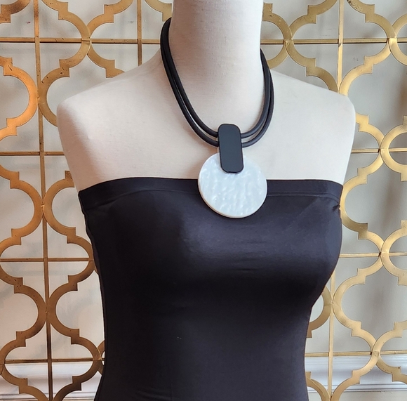 Reversible Black and White Statement Necklace - Picture 7 of 16